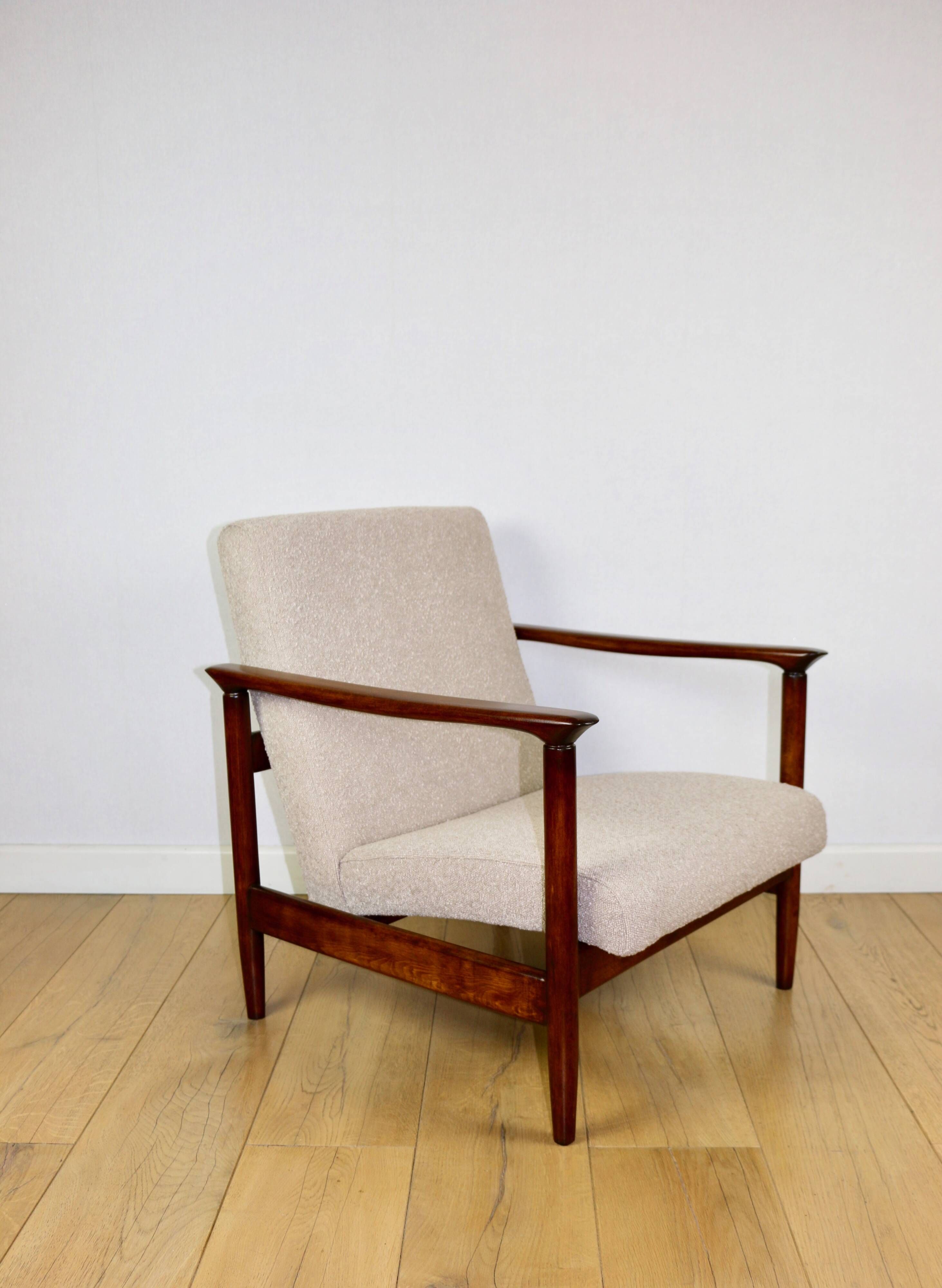 Fauteuil GFM-142, design d'Edmund Homa des années 70, en bouclé beige, bois foncé.