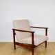 Fauteuil GFM-142, design d'Edmund Homa des années 70, en bouclé beige, bois foncé.