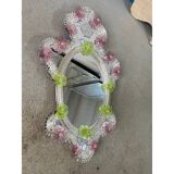 Miroir vénitien ovale vert et rose floréal sculpté à la main des années 2000 dans le style en verre de Murano
