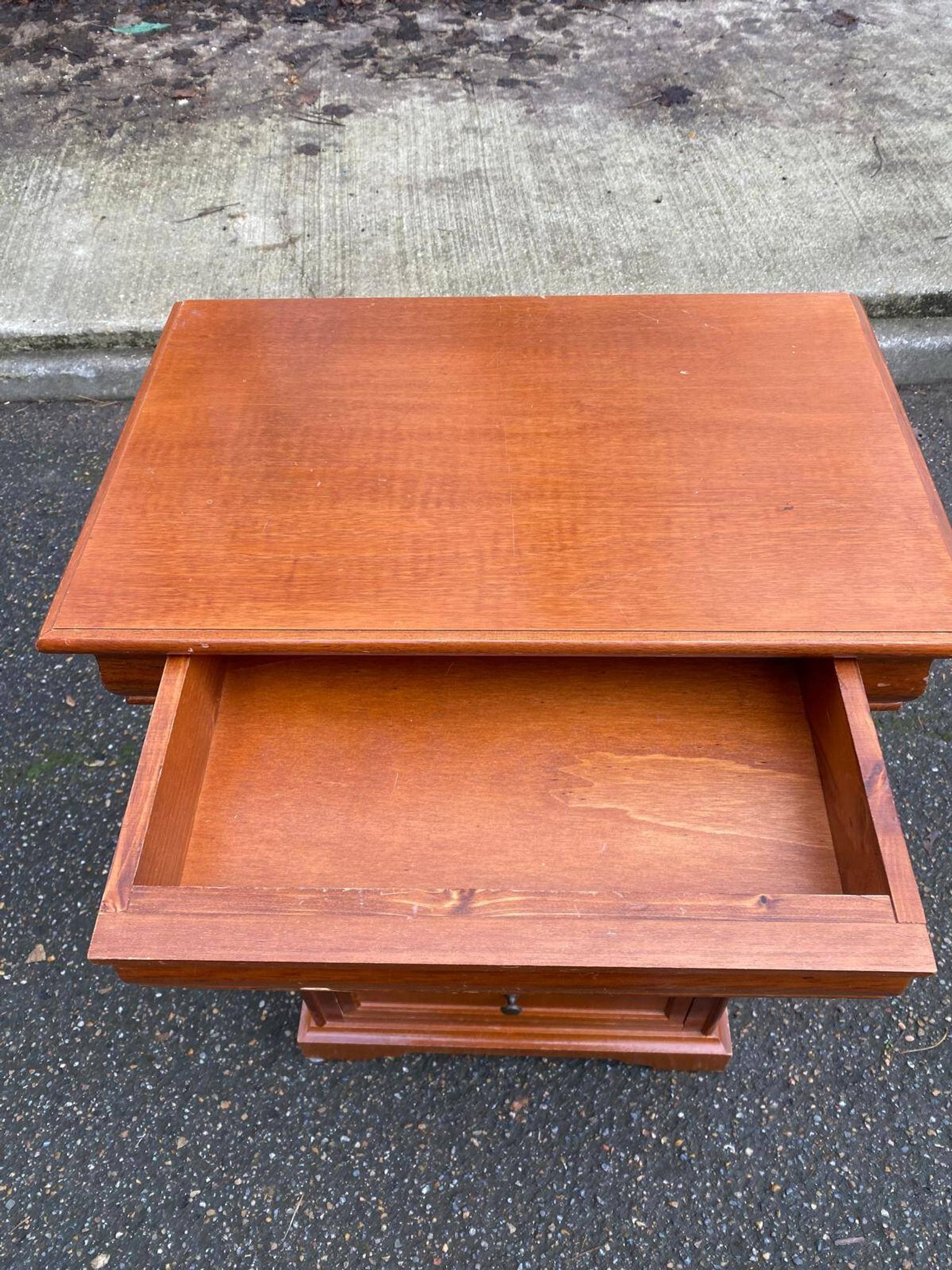 Louis Philippe chest of drawers in solid wood with 3 drawers.