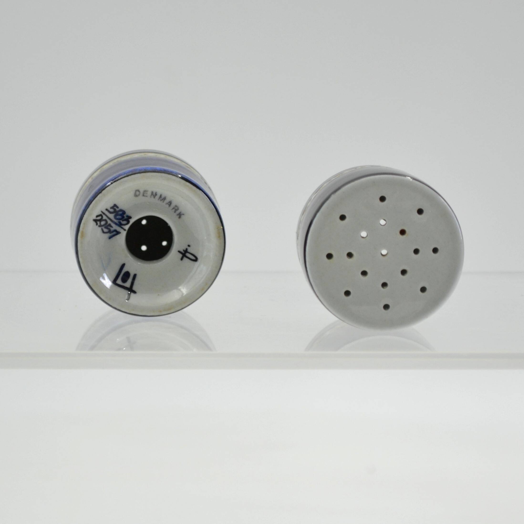 Salt and pepper shakers in earthenware from the Tenera series by Inge-Lise Koefoed for Roya.
