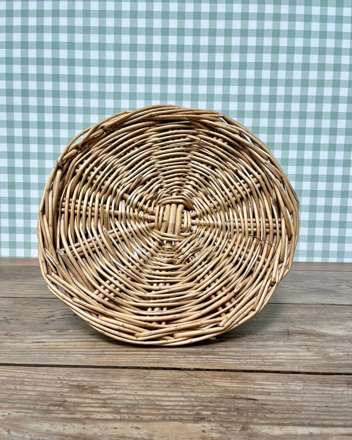 Round basket with vintage rattan handle