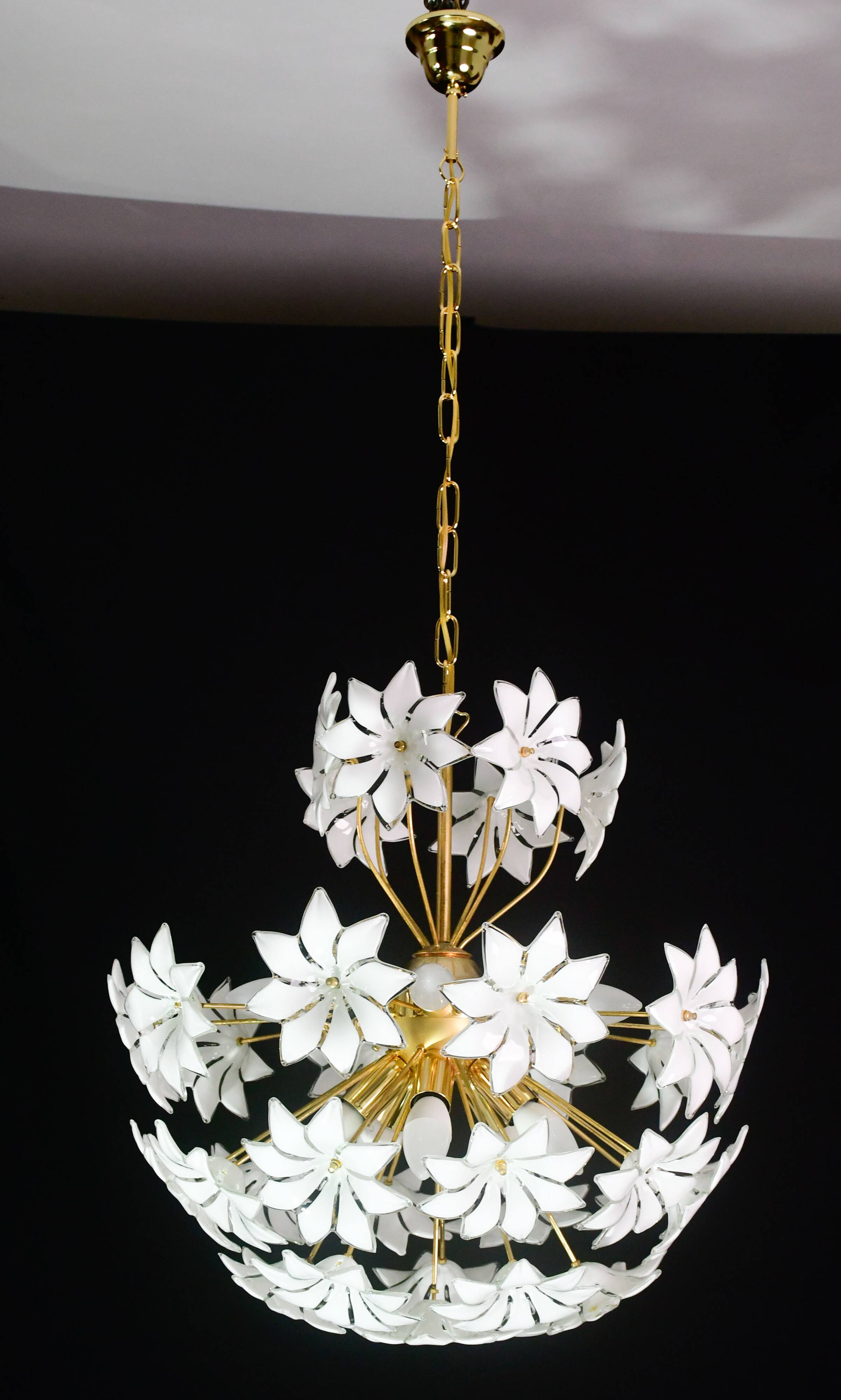Magnifique lustre Sputnik en verre de Murano blanc orné de fleurs, années 1980