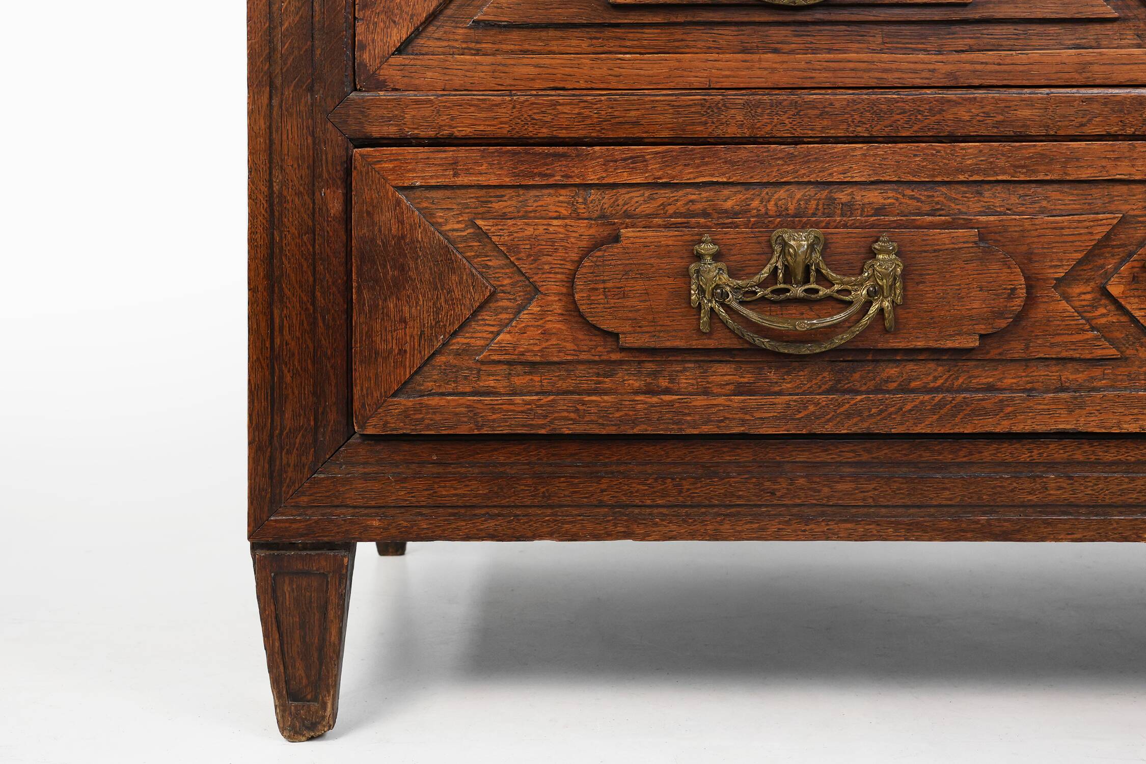 Antique hand crafted en carved chest of drawers in oak, ca. 1800