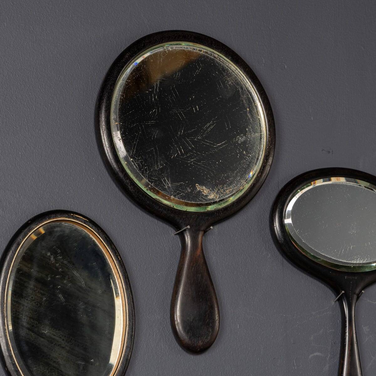 Collection antique du 19ème siècle de vingt-cinq miroirs à main en bois