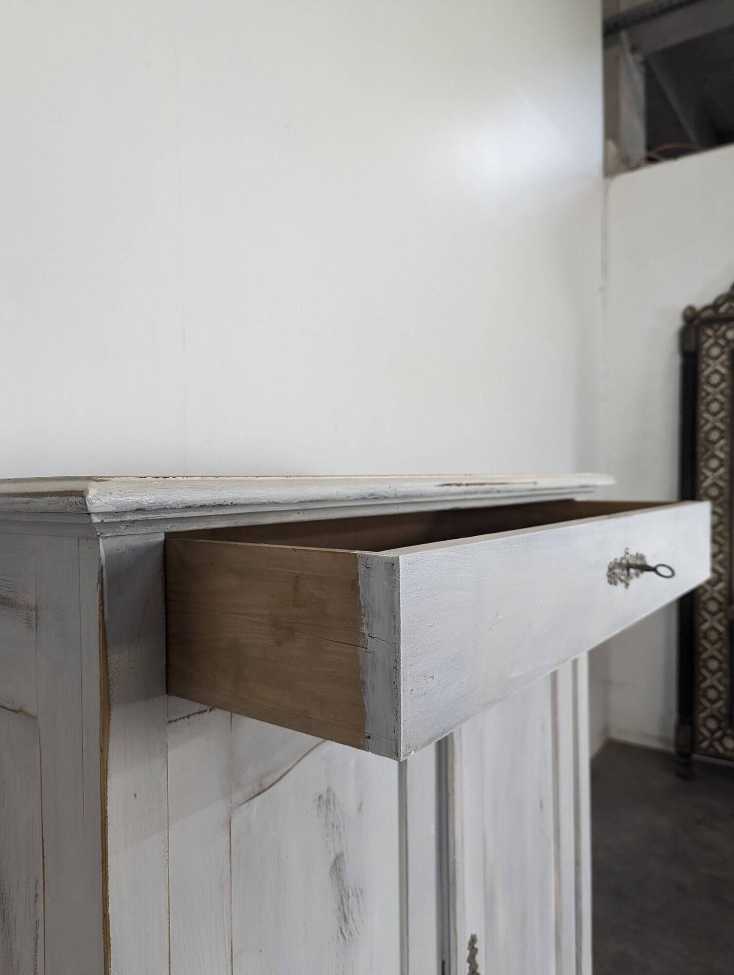 Small buffet with two doors and one drawer in white patinated wood.