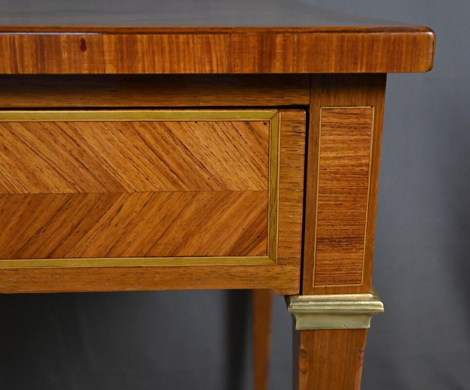 Small desk table in rosewood and rosewood marquetry, Louis XVI style – early 20th century.