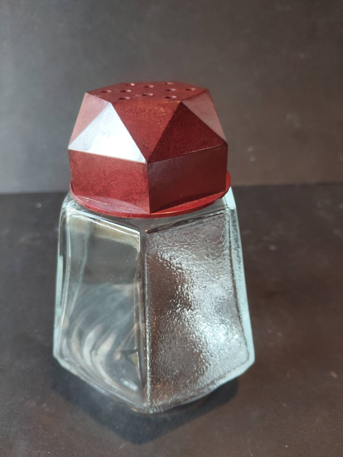 Art Deco glass and bakelite powder shaker in burgundy – 1940s/50s