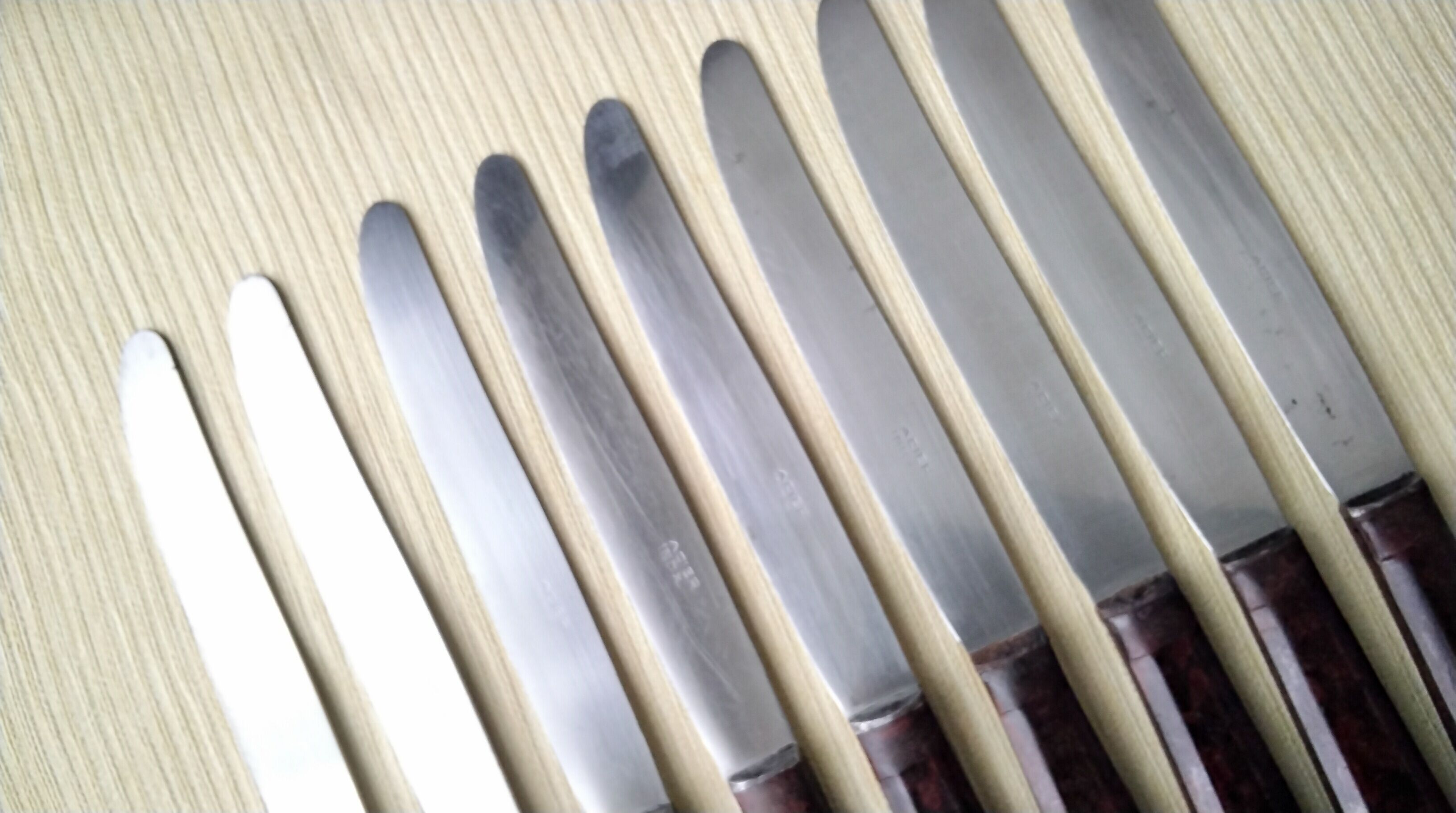 Set de 9 couteaux de table vintage inox et bakélite brune