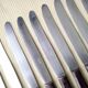 Set de 9 couteaux de table vintage inox et bakélite brune