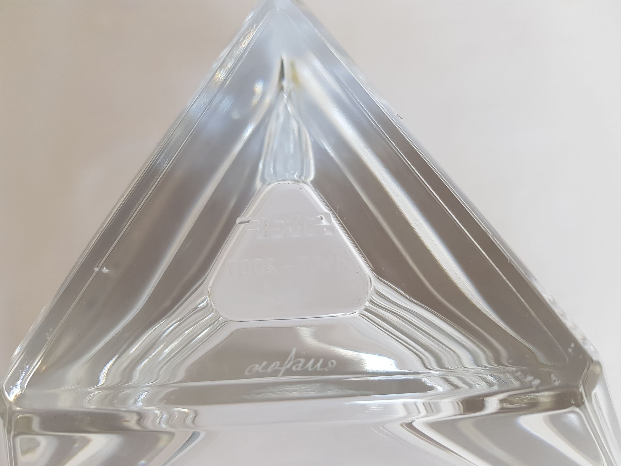 Coupe vide poche en verre de forme triangulaire signé