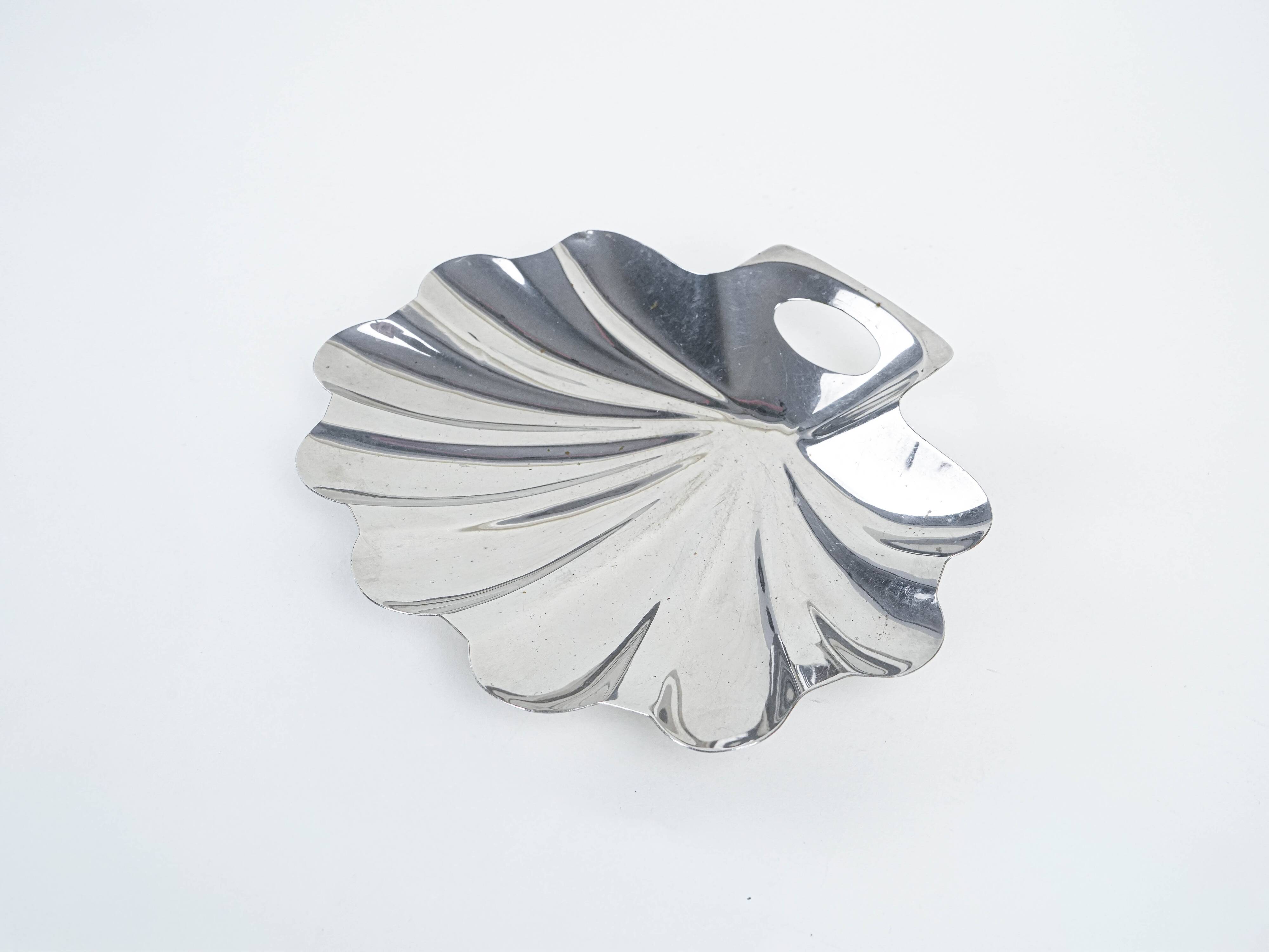 Plat de service en forme de coquillage, en acier inoxydable, design danois, années 1970, fabriqué au Danemark.