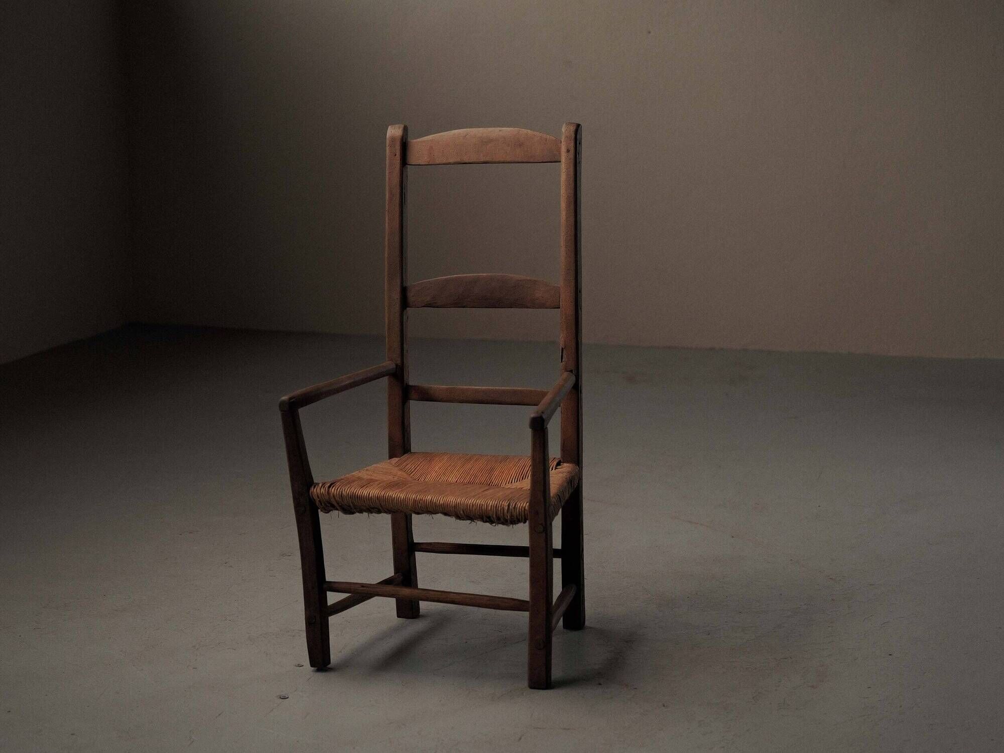 Old peasant armchair in solid wood and woven straw – Auvergne, 19th century.
