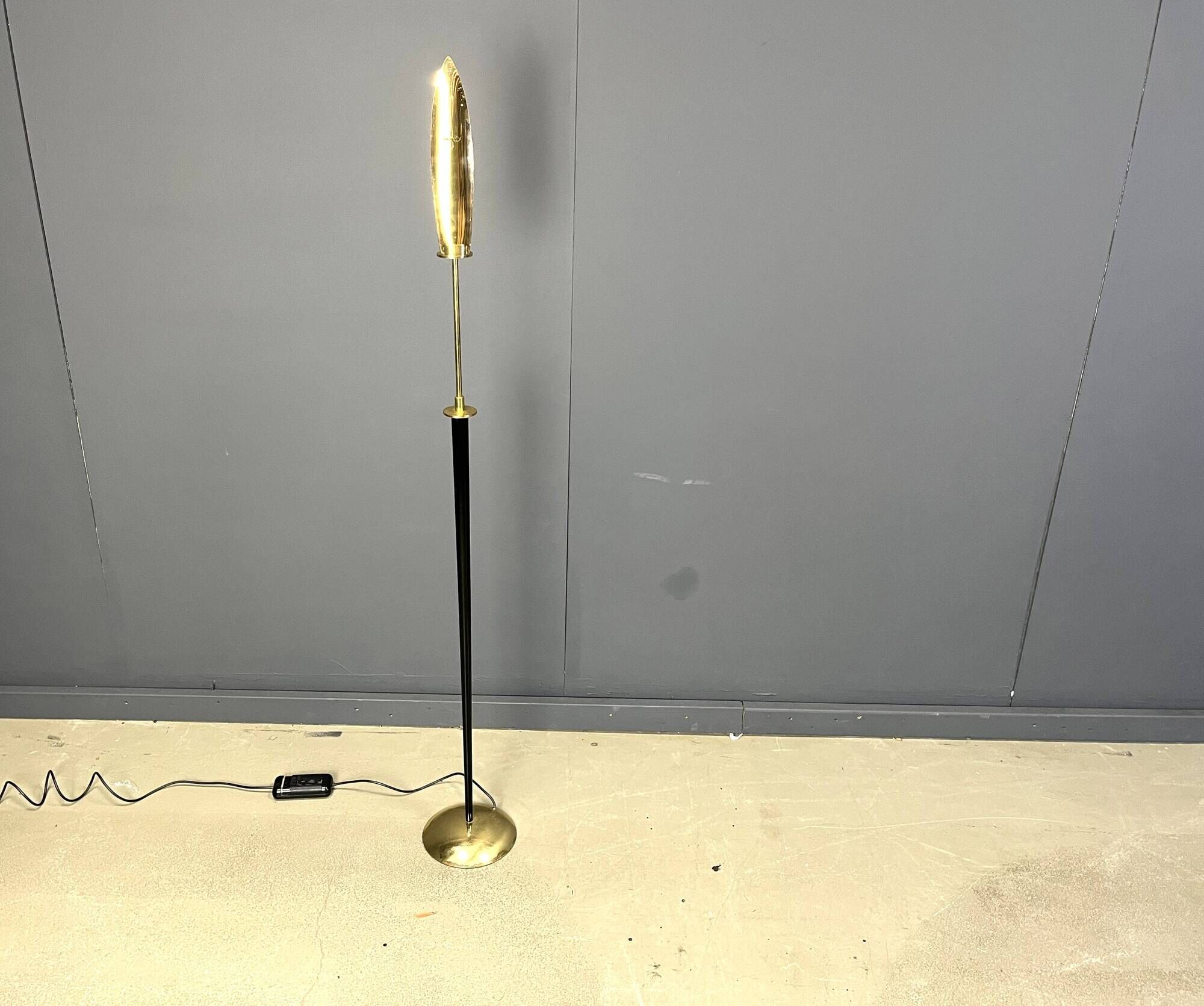 Modernist italian brass floor lamp, 1980s