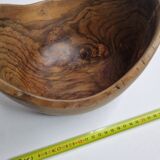 Saladier sculpté en bois d'olivier, signé