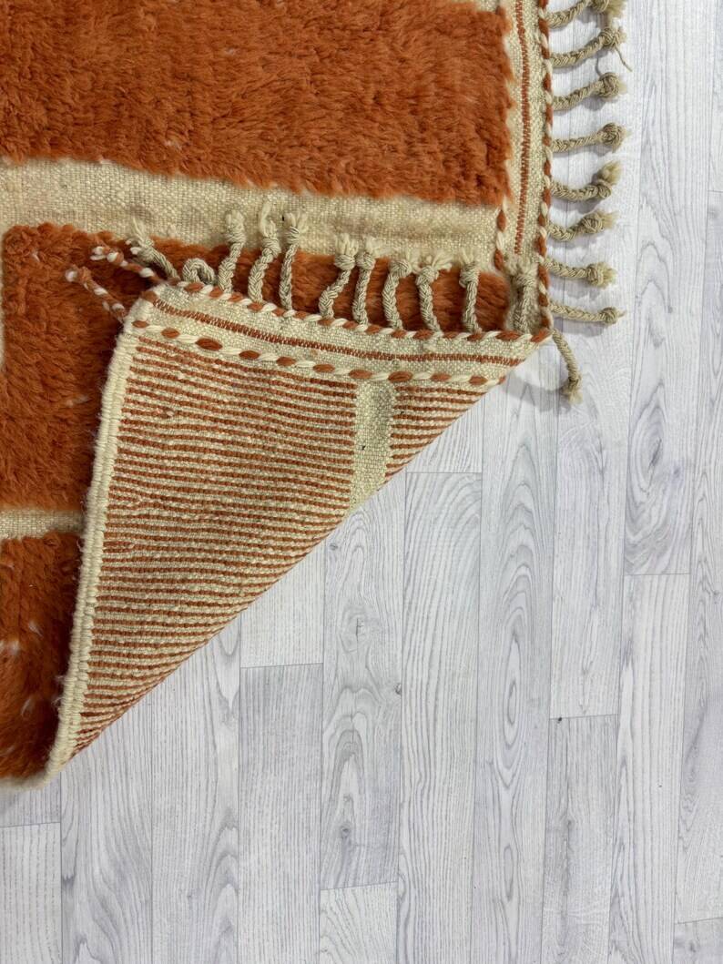 Traditional hand-woven Berber wool rug, size 150 x 250 cm