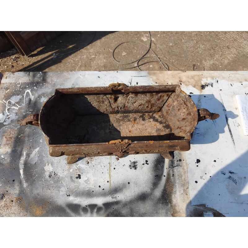 1 cast iron planter from 1900 by the Faure establishments