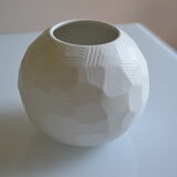 Vase boule à engobe laiteuse