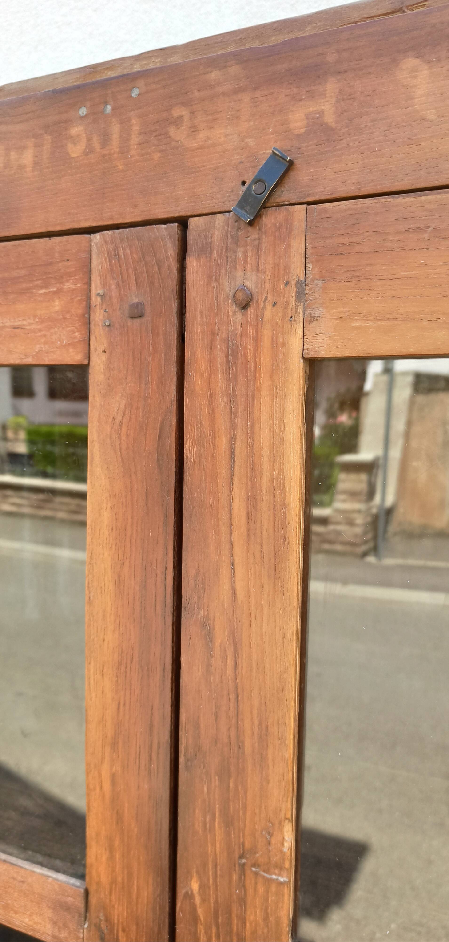 Armoire vitrée en bois