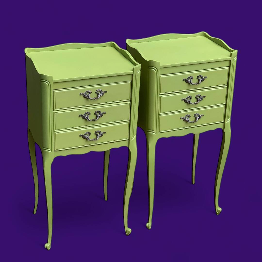 Paire de chevets kaki de style Louis XV