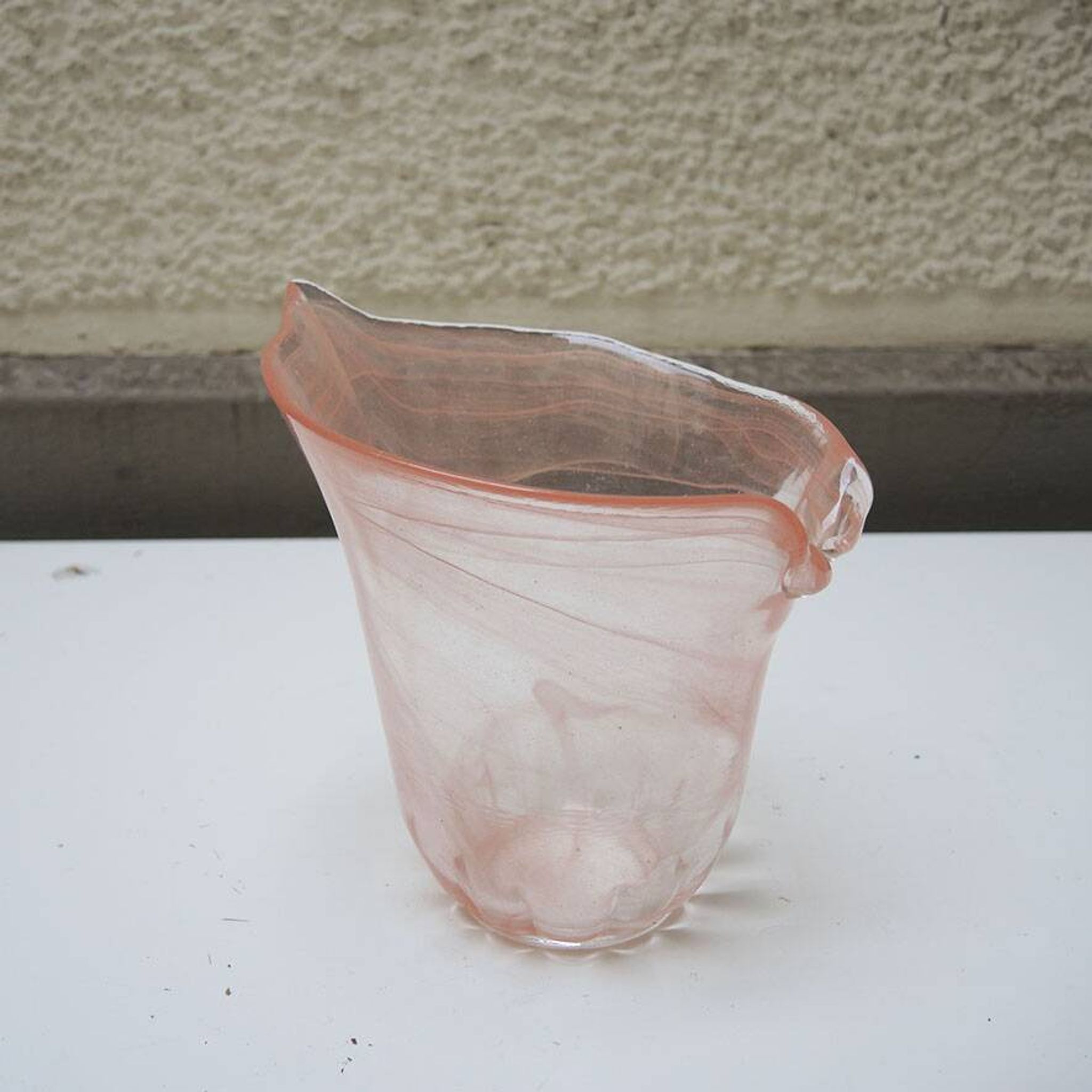Ancien vase en verre soufflé rose