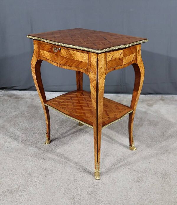 Petite table de salon en bois précieux, style louis xv – 1re partie xixe