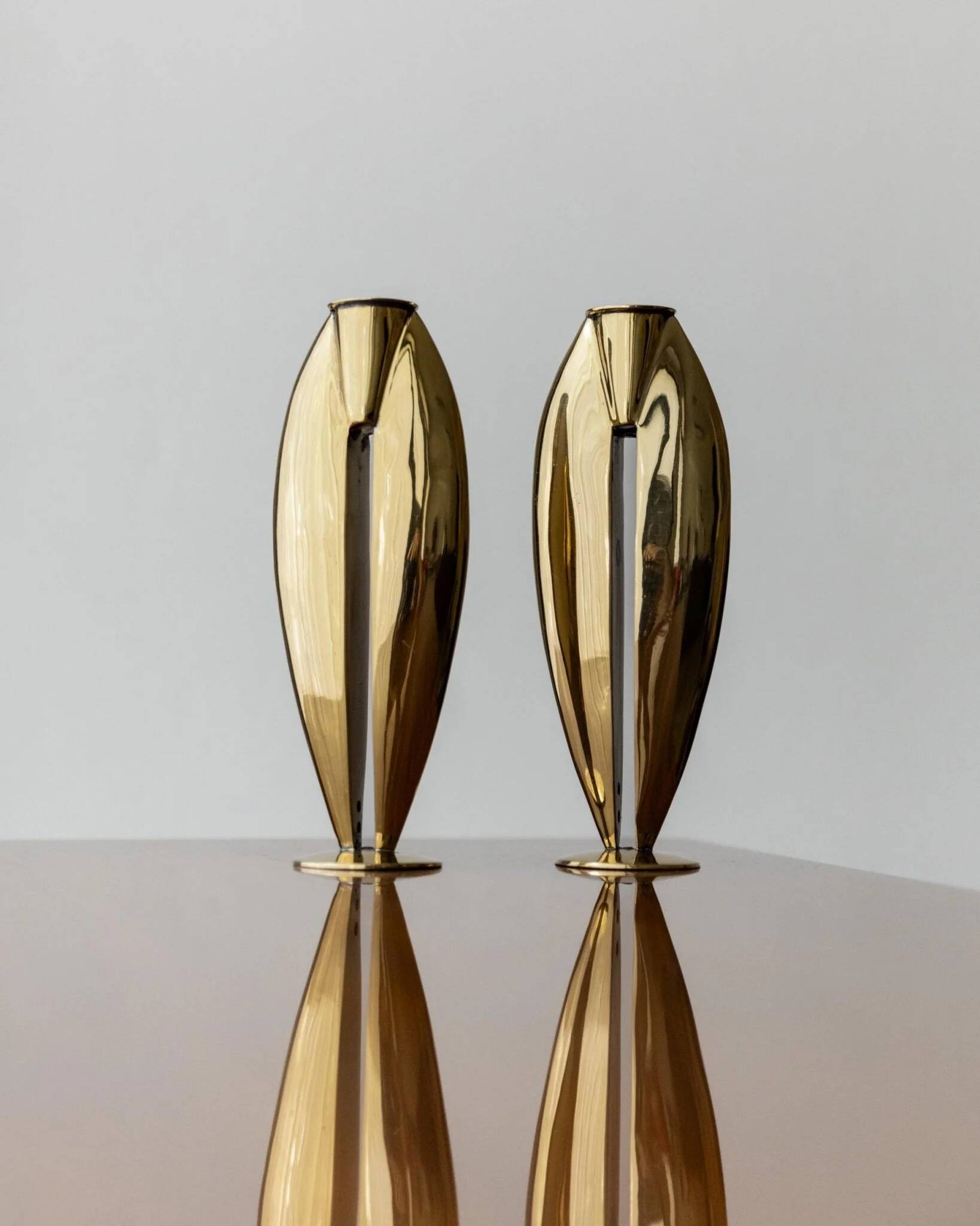 Doré Laiton Vintage Candle Holders – Two 1970s Art Deco Brass Sculptures, Elegant Table Centerpiece