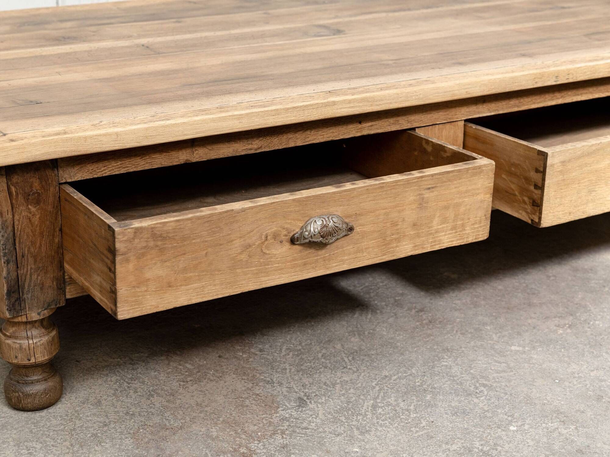 Exceptional oak coffee table, antique draper's table from the 19th century.