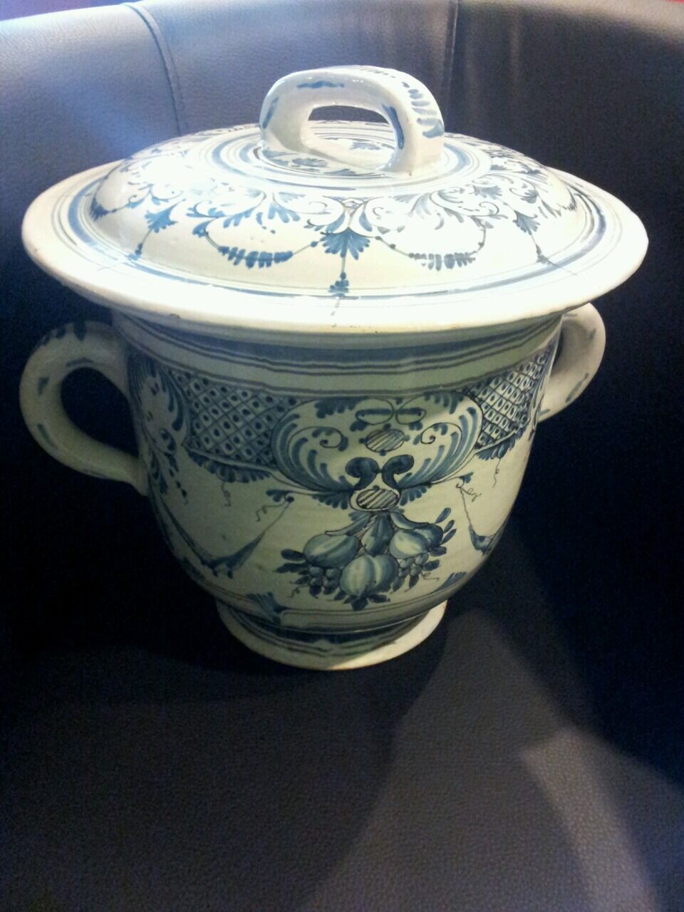 Rare et ancien vase de nuit en faience Selency