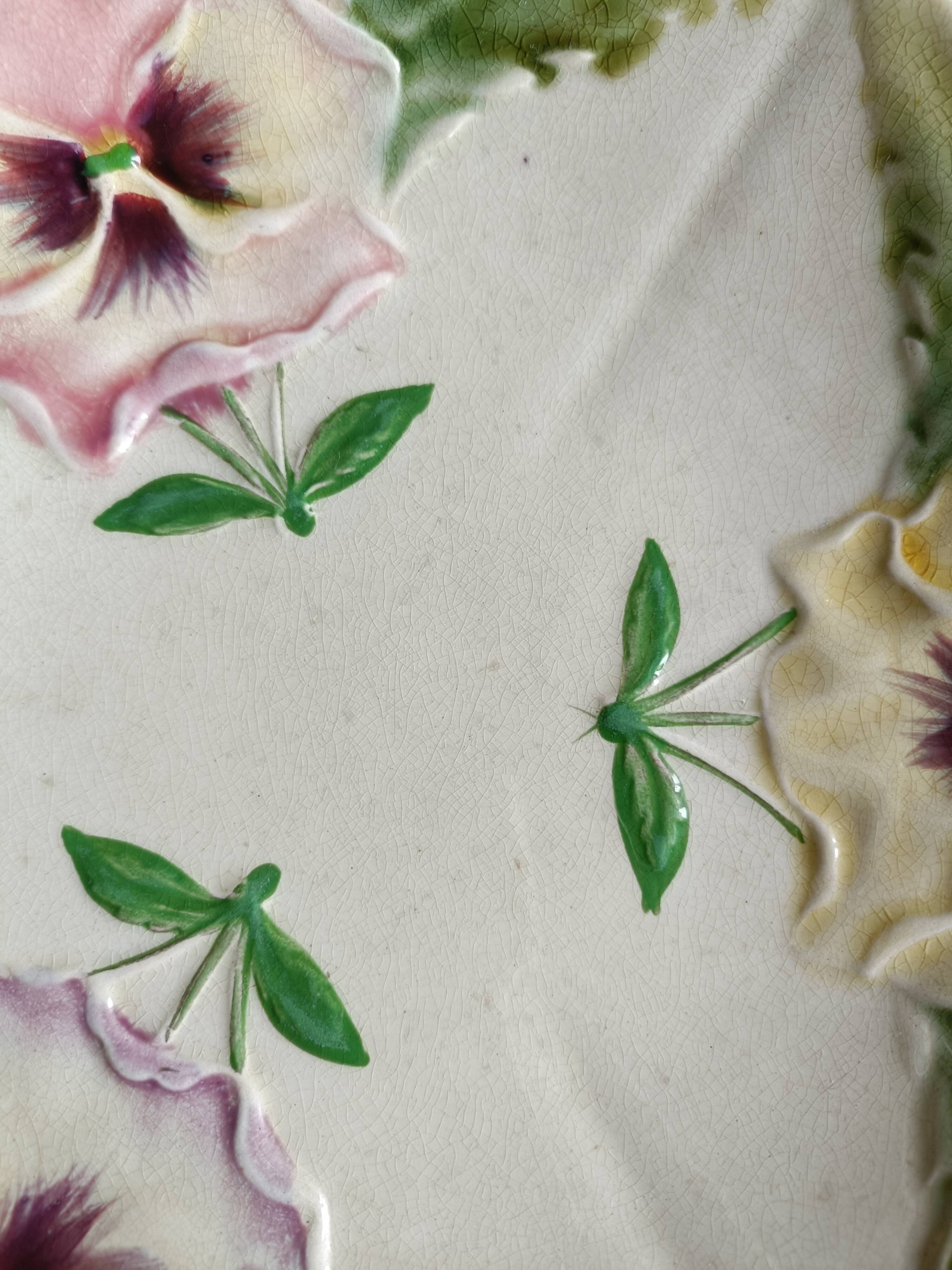 Assiette en barbotine, décor pensées, Choisy le roi