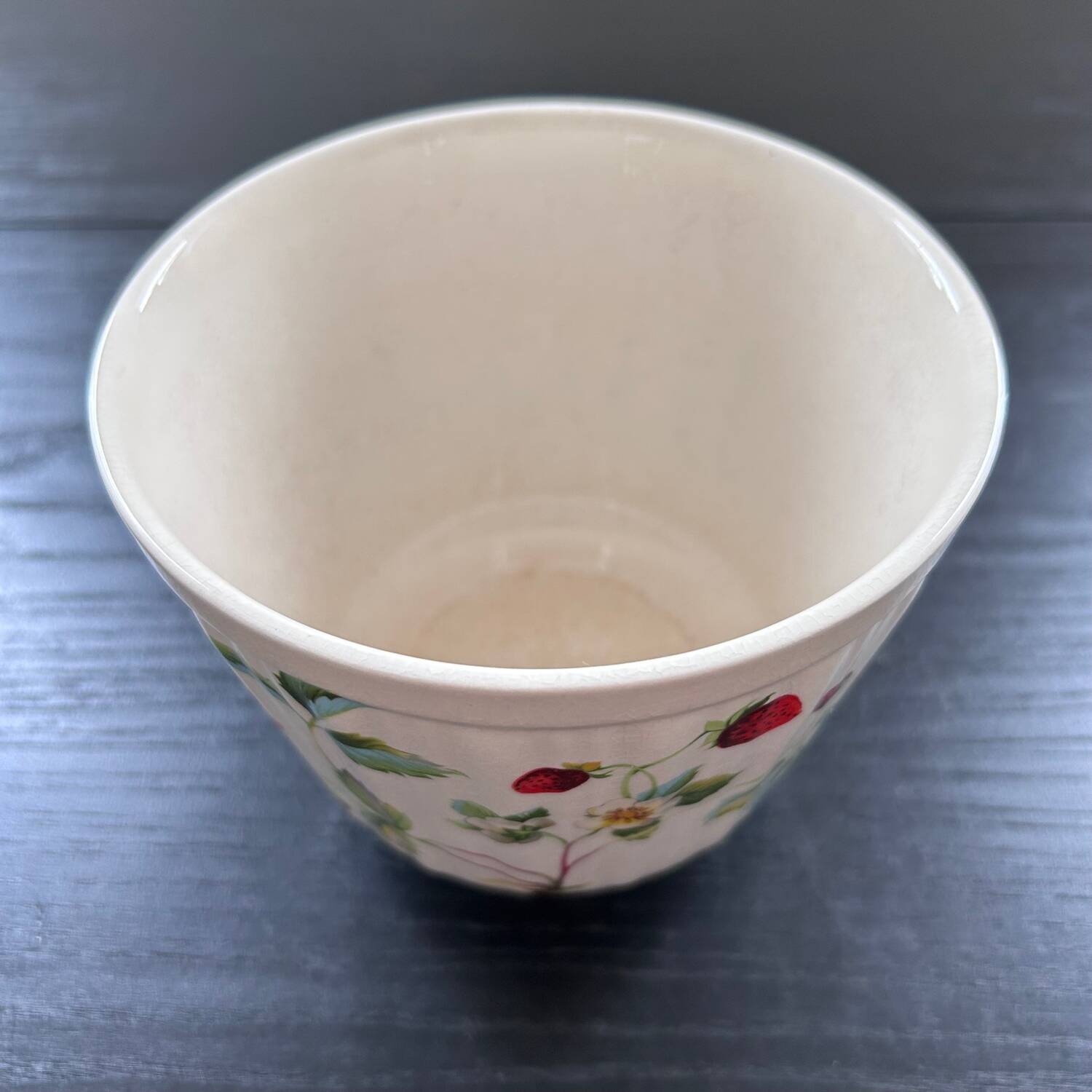 English flowerpot with strawberry decor