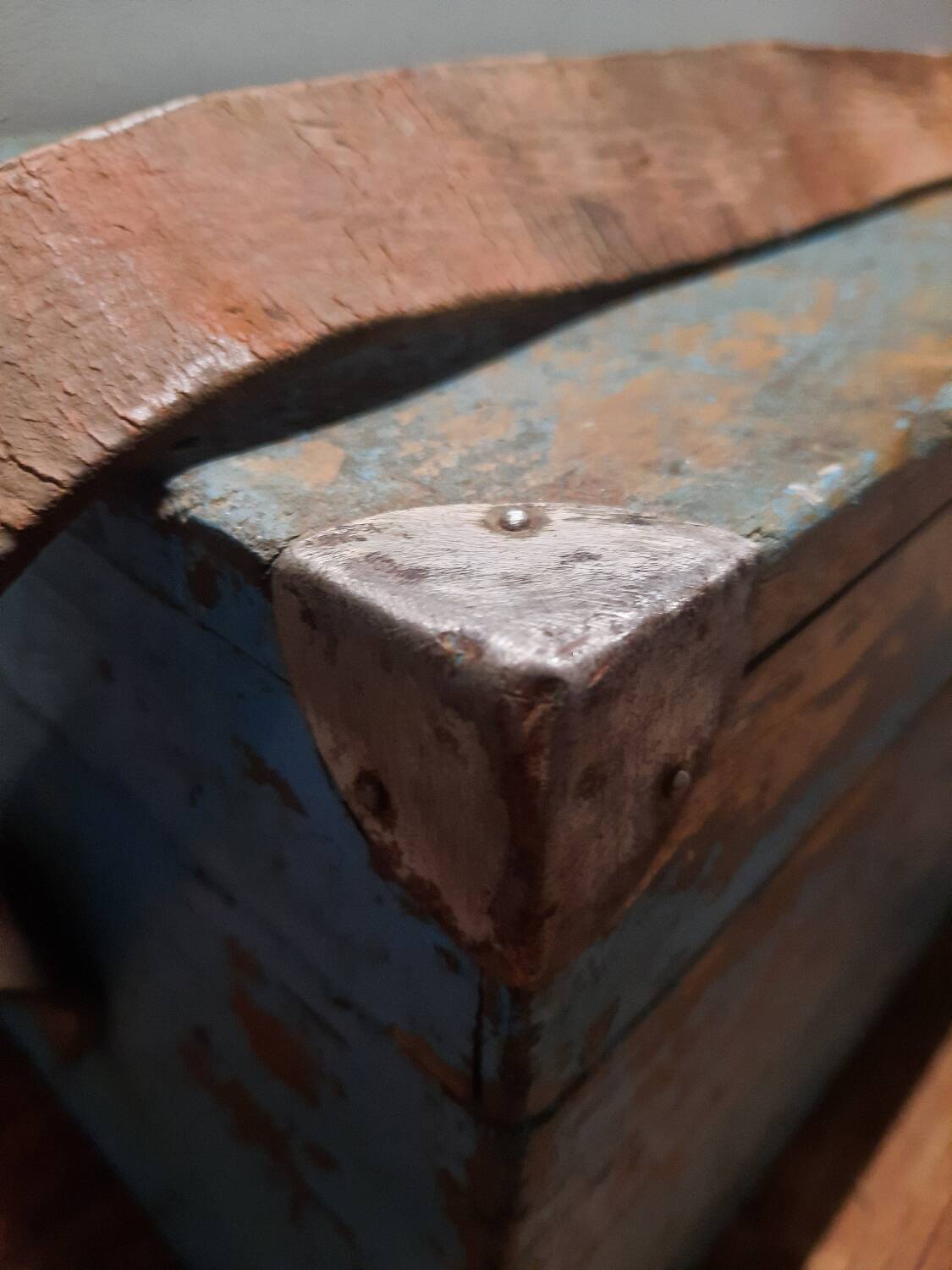 Malle ancienne en bois patinée bleue