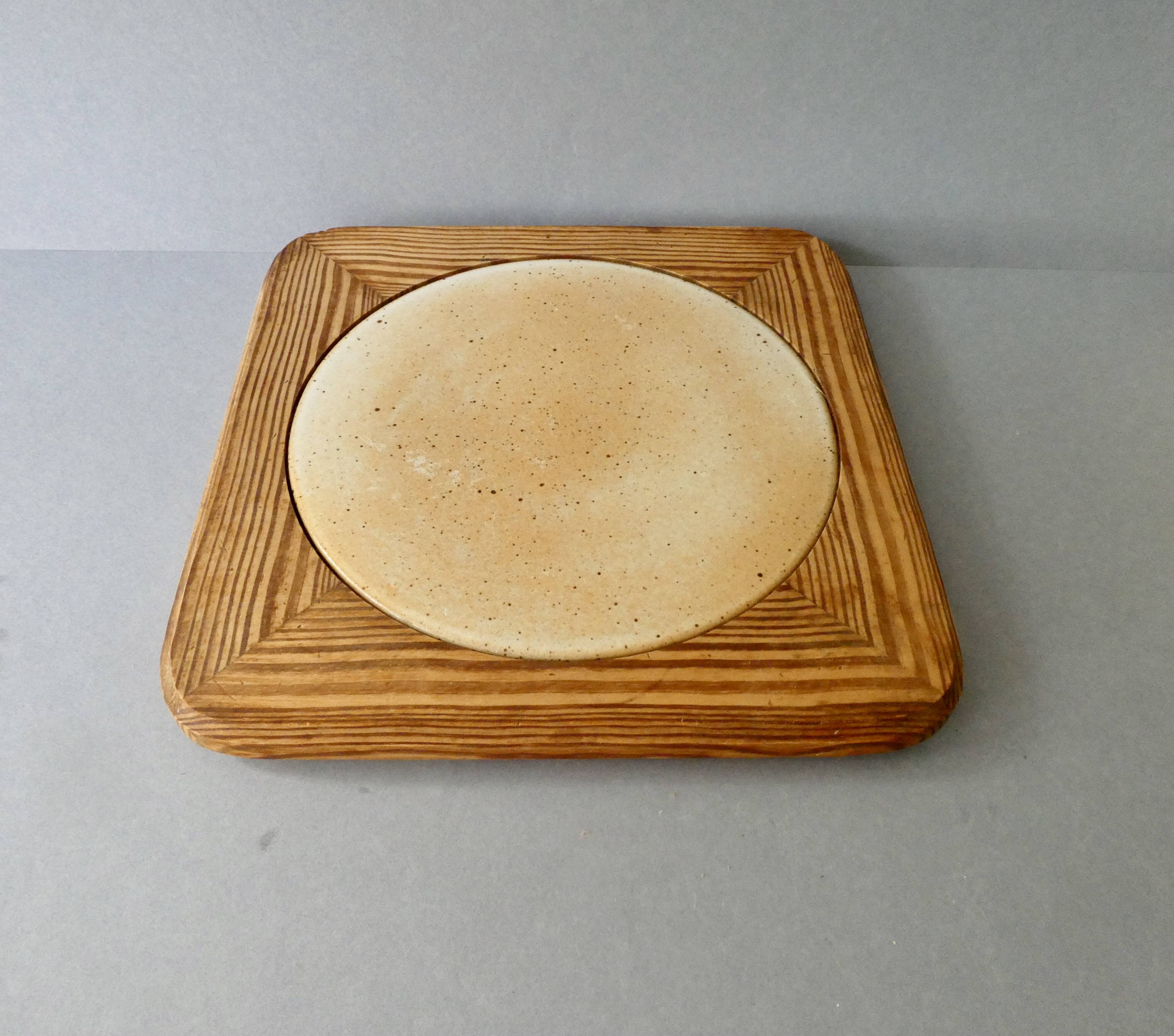 Dessous de plat en grès et bois par Roger Capron