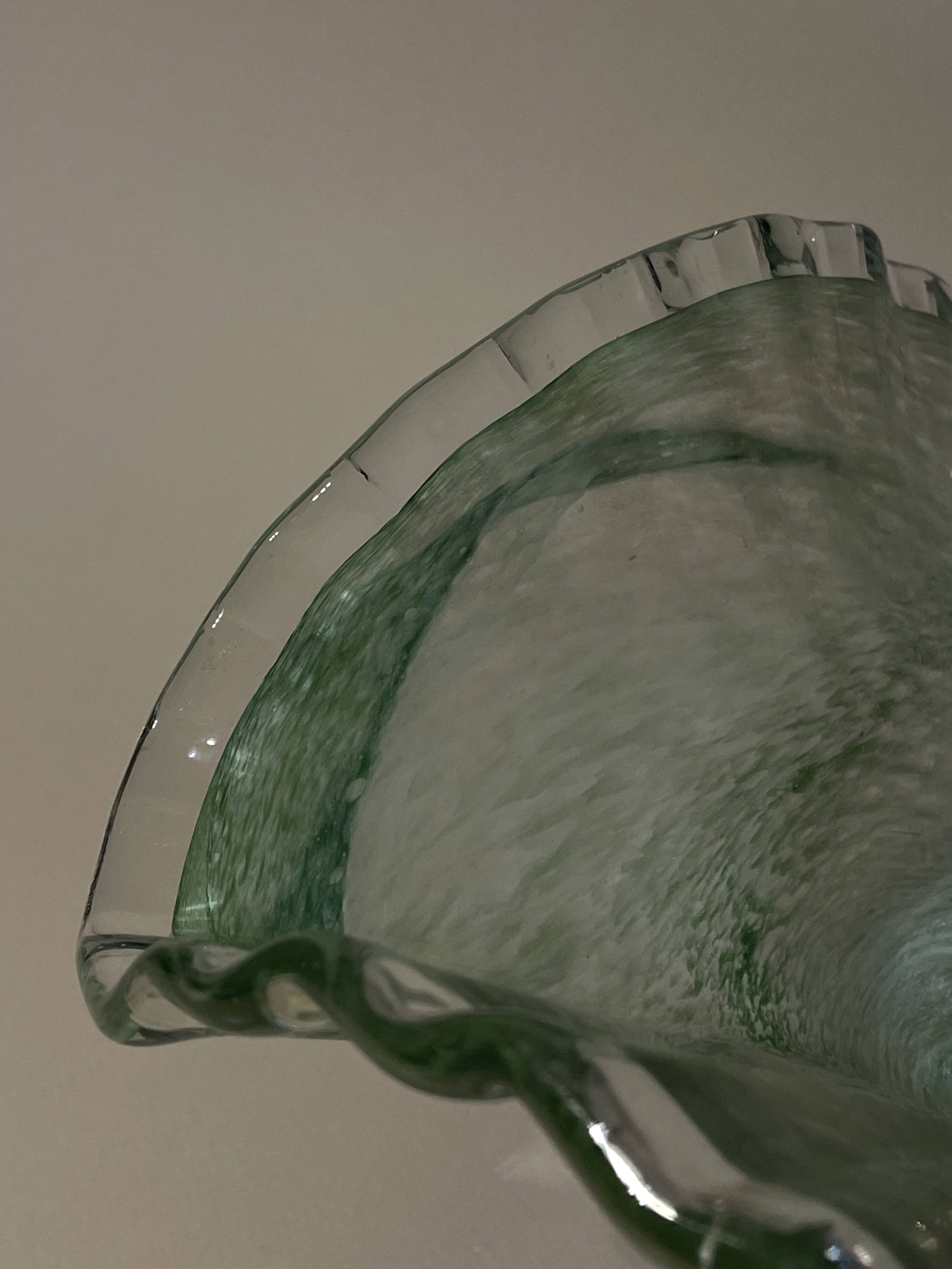 Centrepiece bowl LA MERIDIANA in blown glass on a silver pedestal.