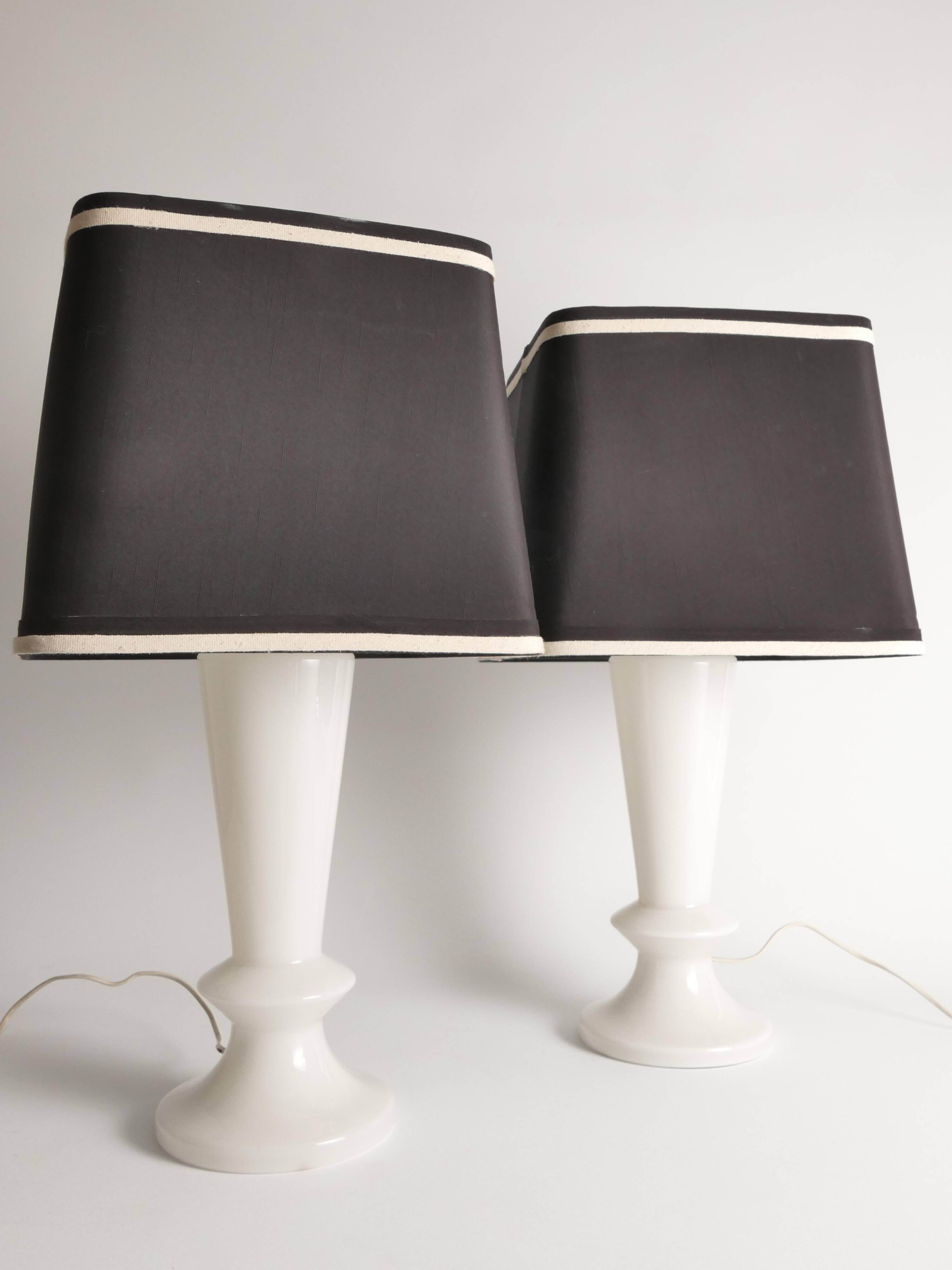 Paire de lampes de table en verre opalin de style mid-century moderne, Suède, ensemble de 2