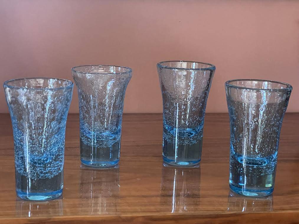 Lot de 4 verres soufflé bleux.