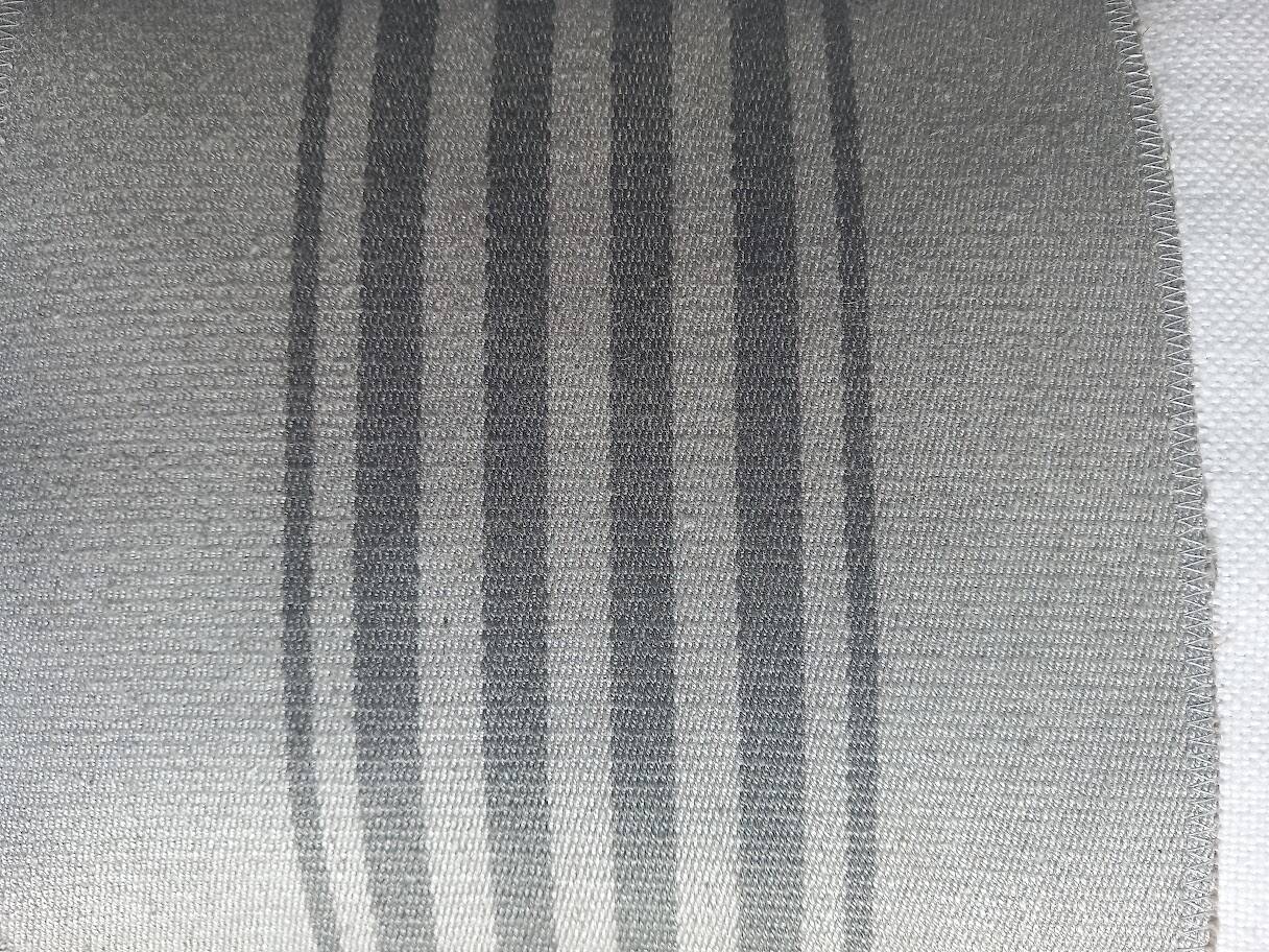 coussin rayé gris