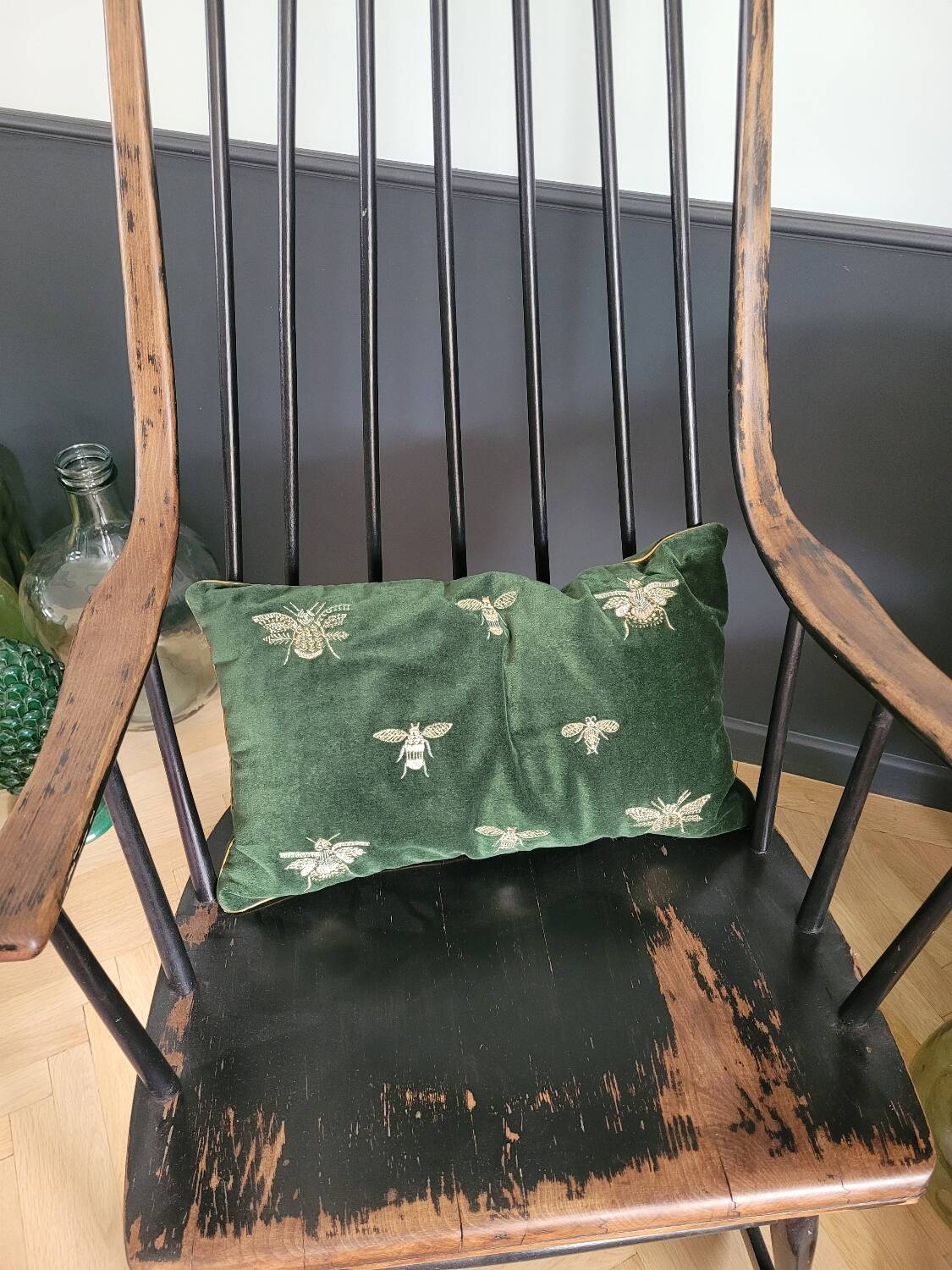 Coussin en velours motifs brodés abeilles