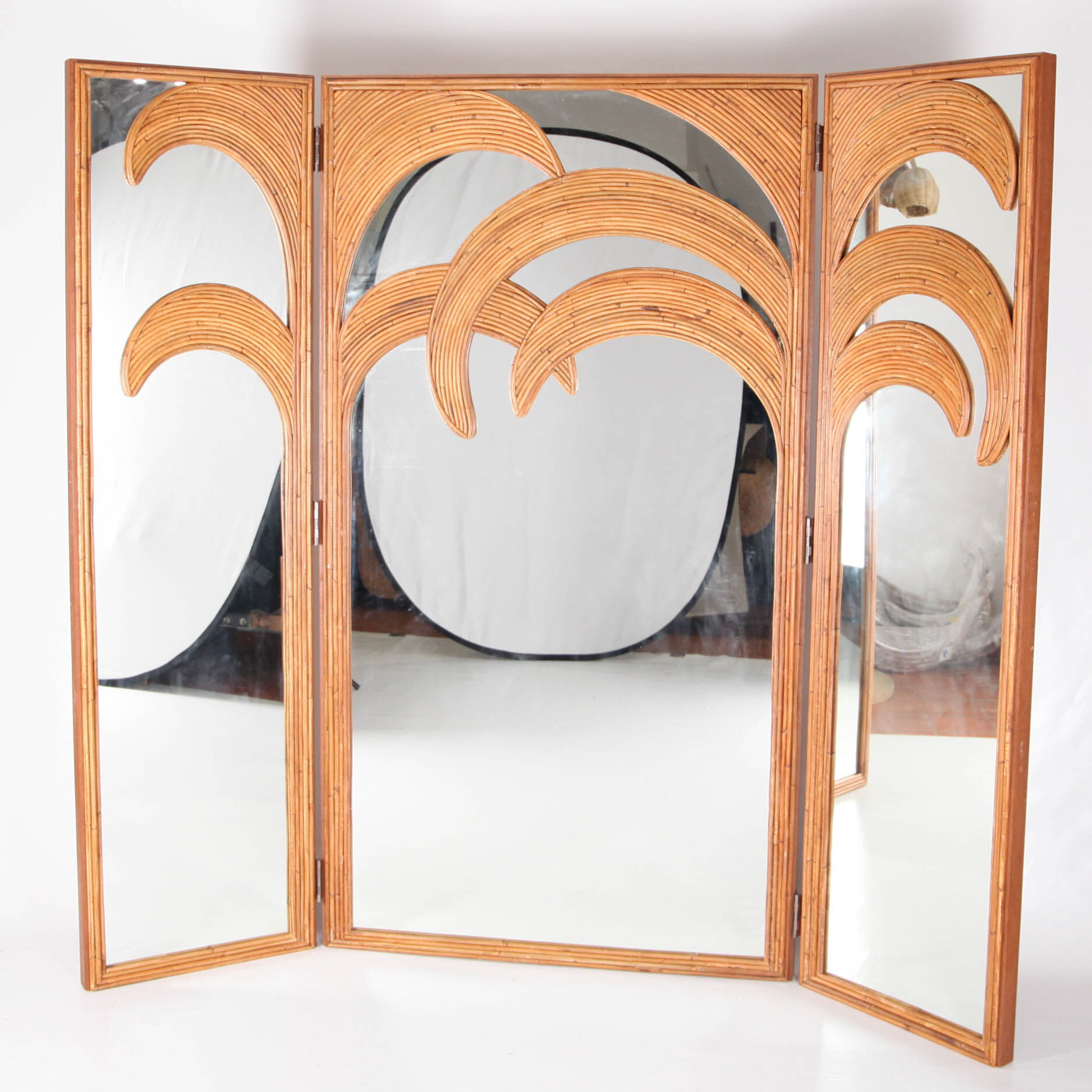 Screen with 3 panels in rattan and mirror palm motifs