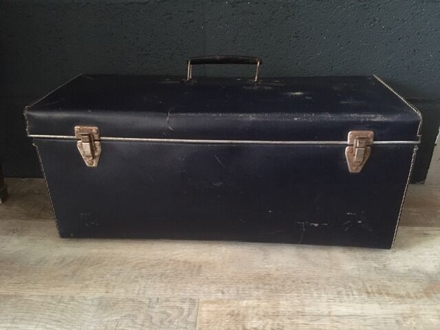 Valise ancienne parallélépipédique bleue