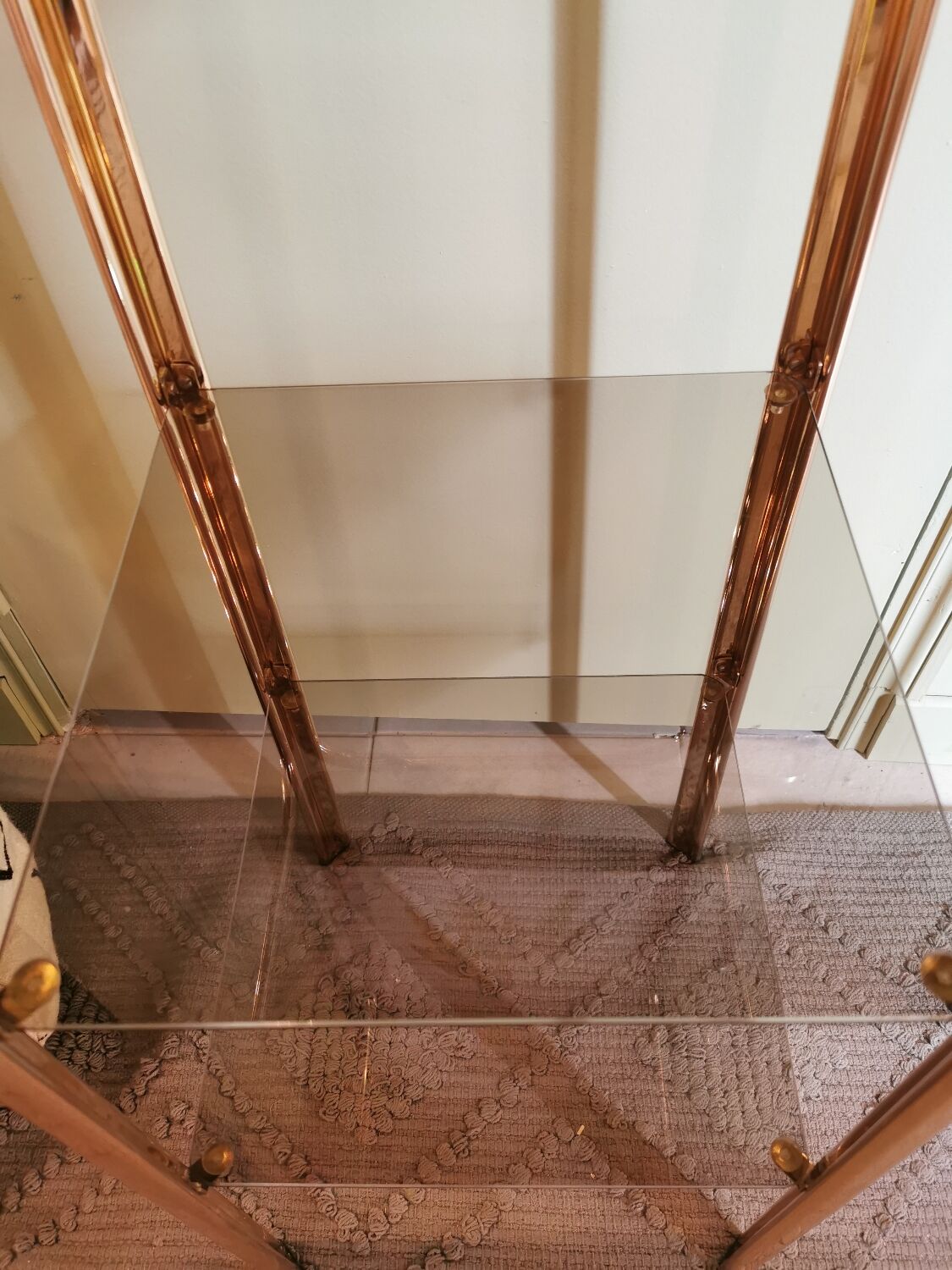 Étagère vintage métal doré et verre fumé