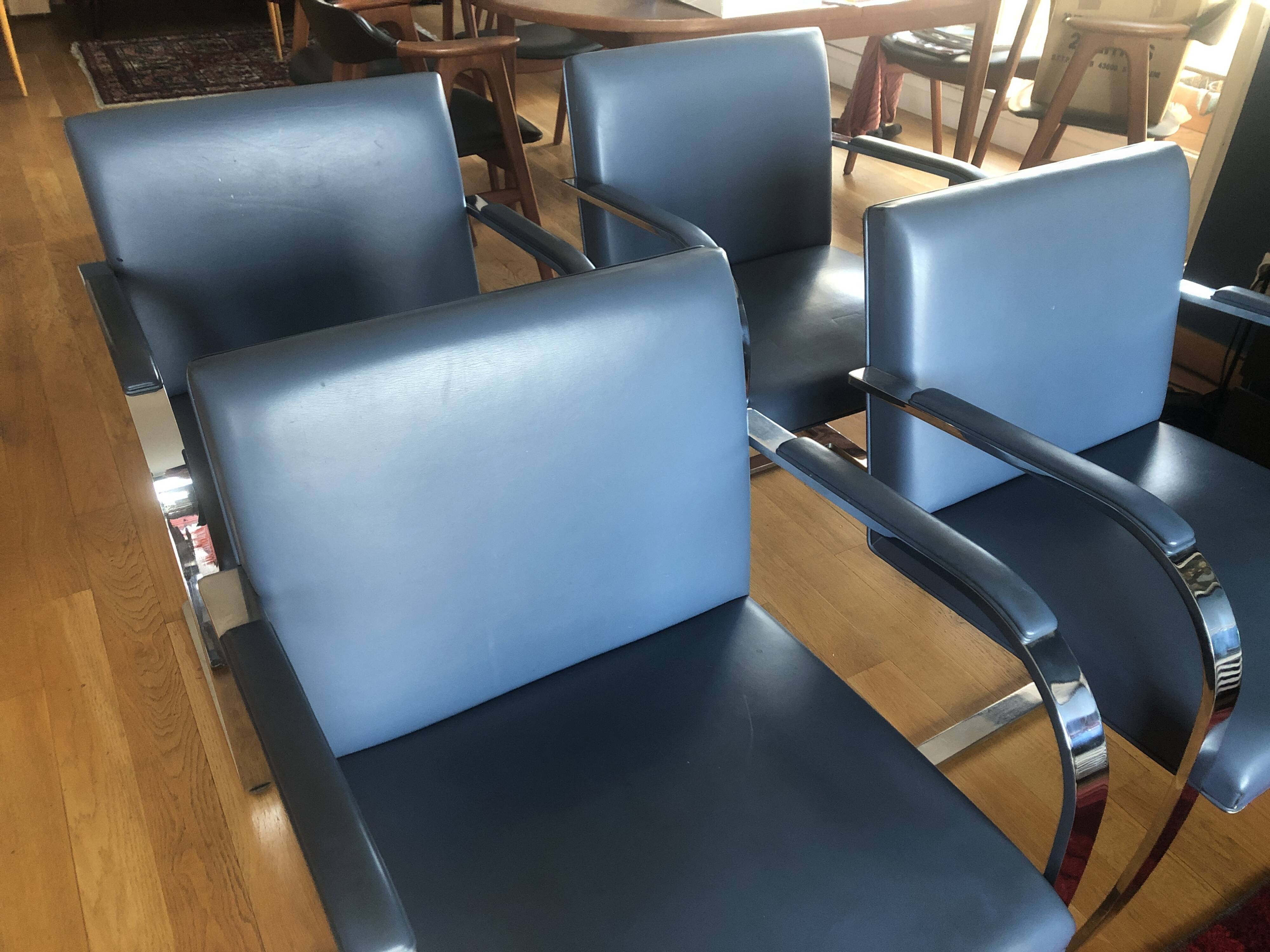 Fauteuils BRNO Mies Van der Roche chez Knoll