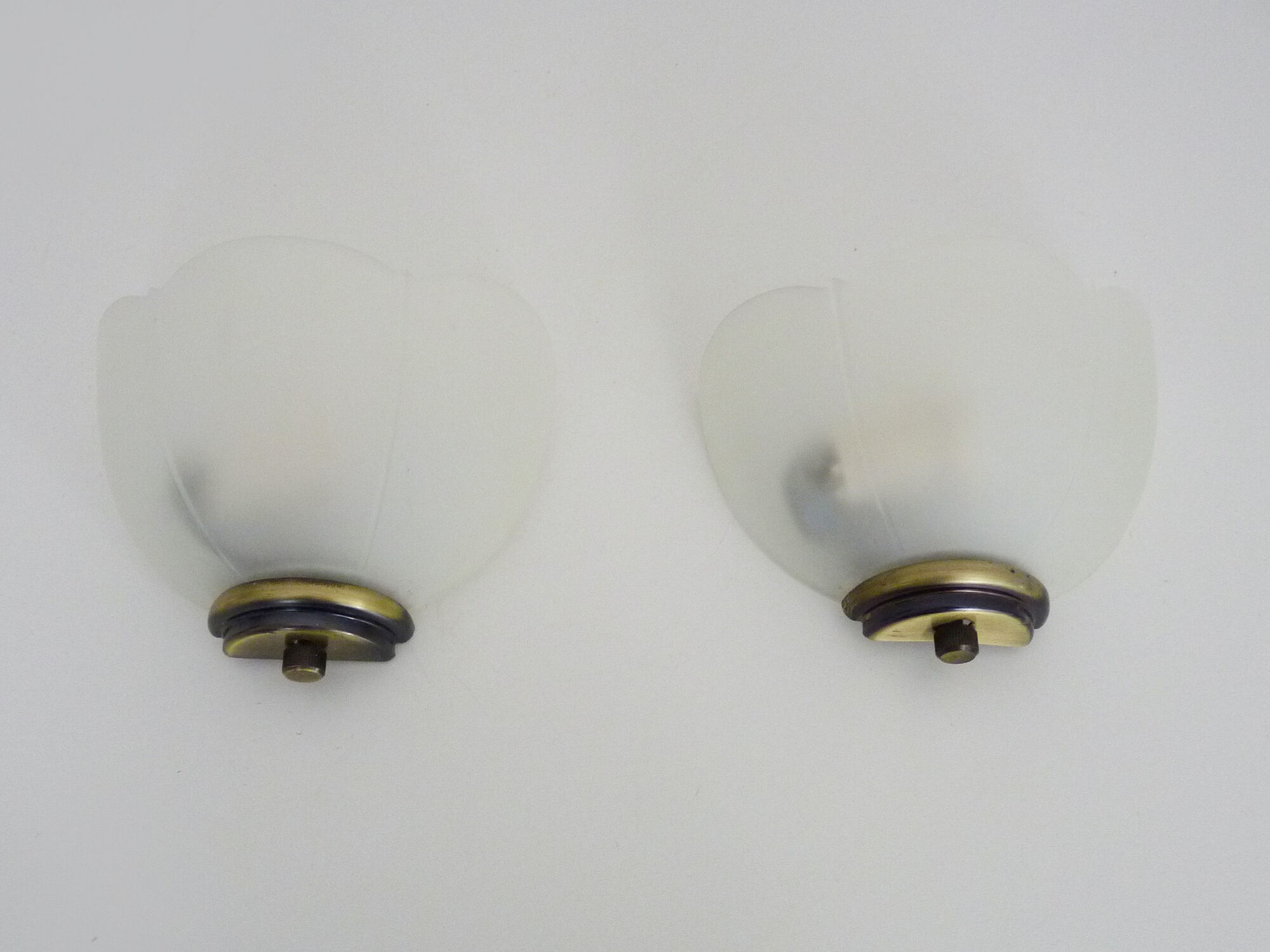 Pair of Vianne wall sconces in gilded metal and white shell-style glass