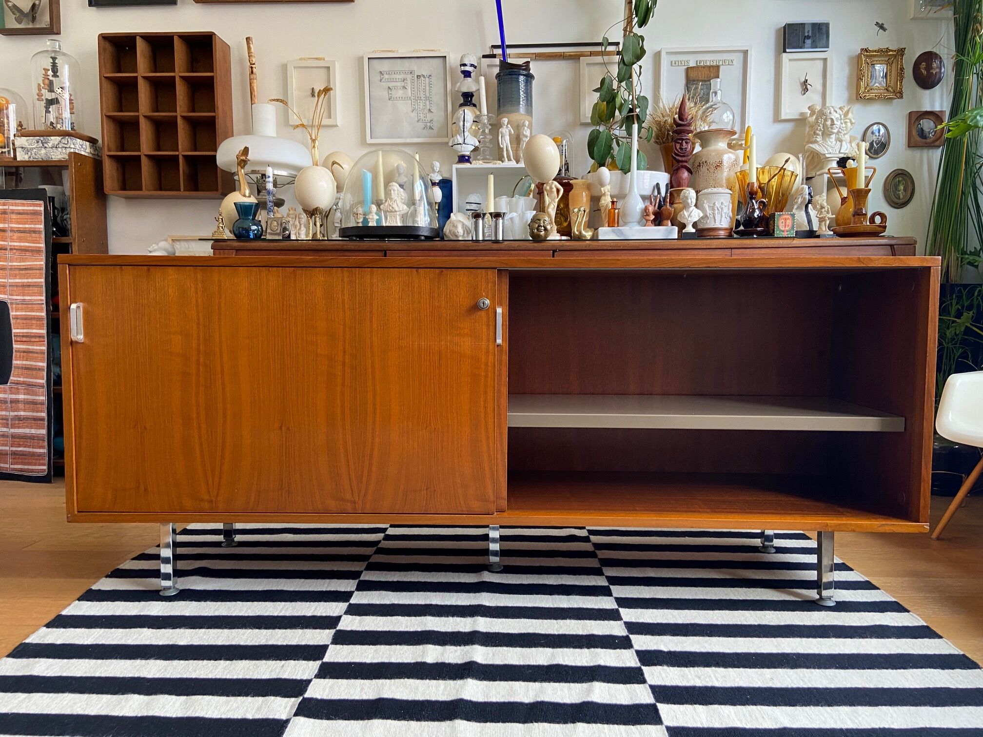 Teak veneer sideboard 80's