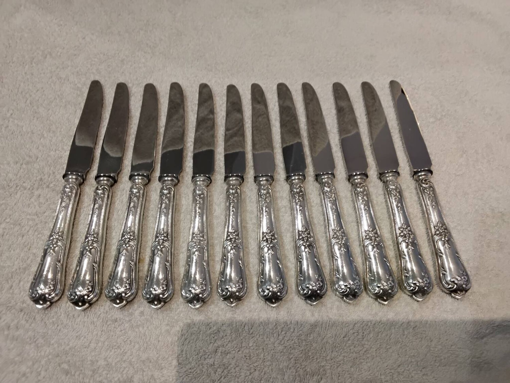 12 silver-plated dessert knives by Boulenger, Louis XV style, half-rich.