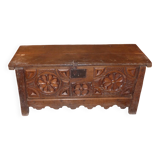 Coffre ancien en bois sulpte