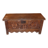Coffre ancien en bois sulpte