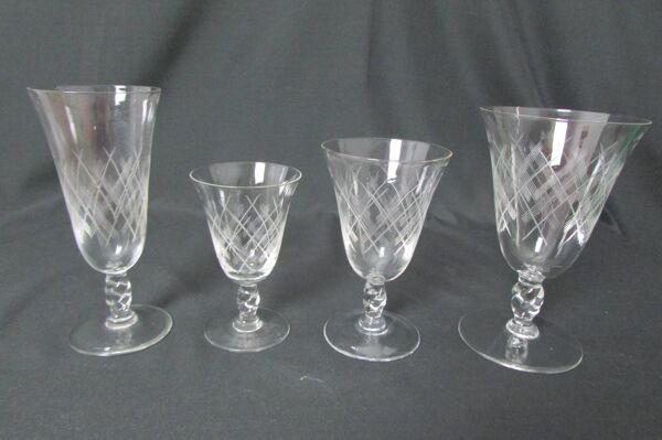 Lot de 29 verres à pied , forme évasée