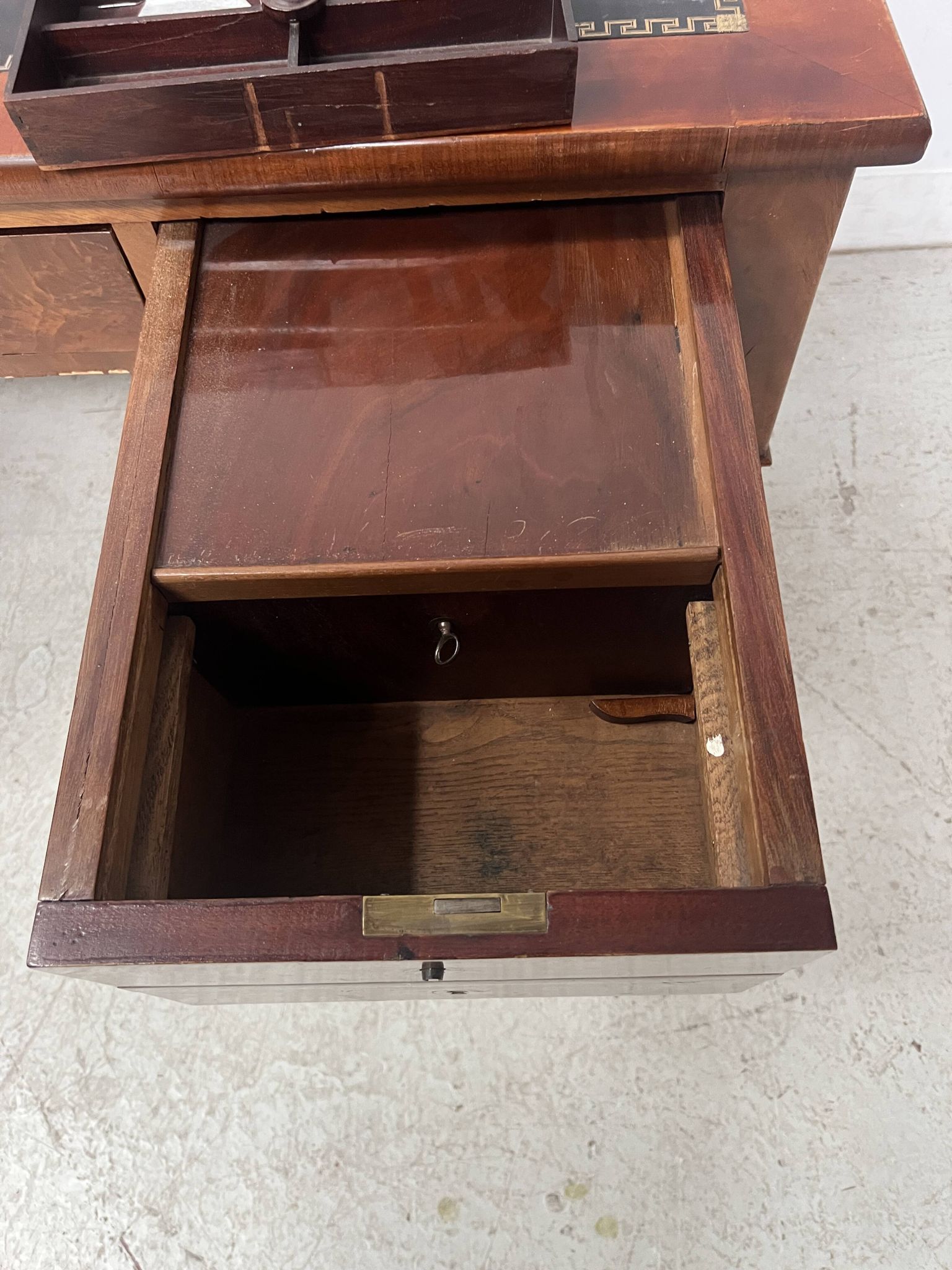 Bureau plat de style Louis XVI en acjou et placage XIX siècle
