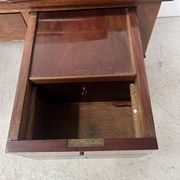 Bureau plat de style Louis XVI en acjou et placage XIX siècle